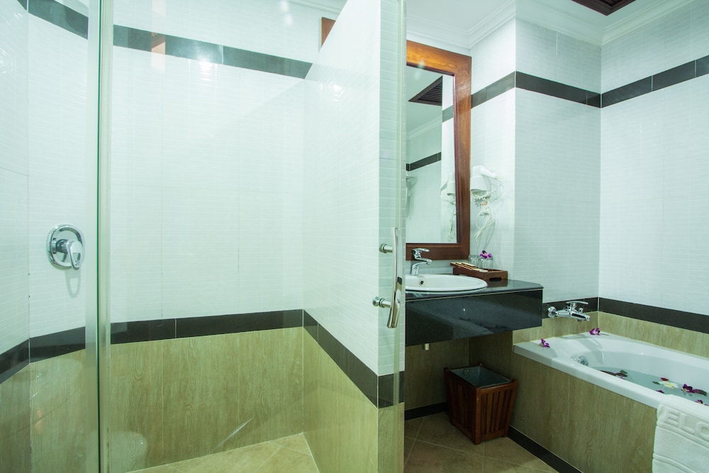 Royal Empire Hotel 49/50
