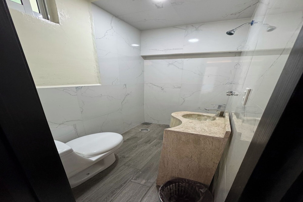 OYO Hotel Familiar Tollan 35/38