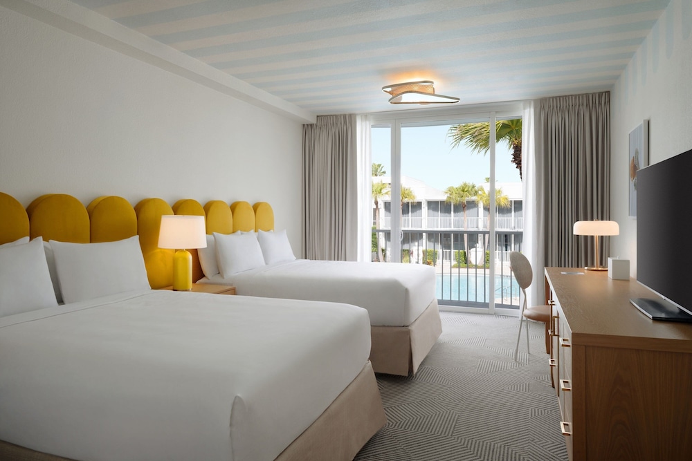 Lanai, 2 Queen Beds, Pool View, Accessible