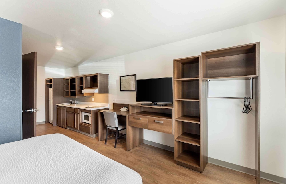 Studio, Queen Bed
