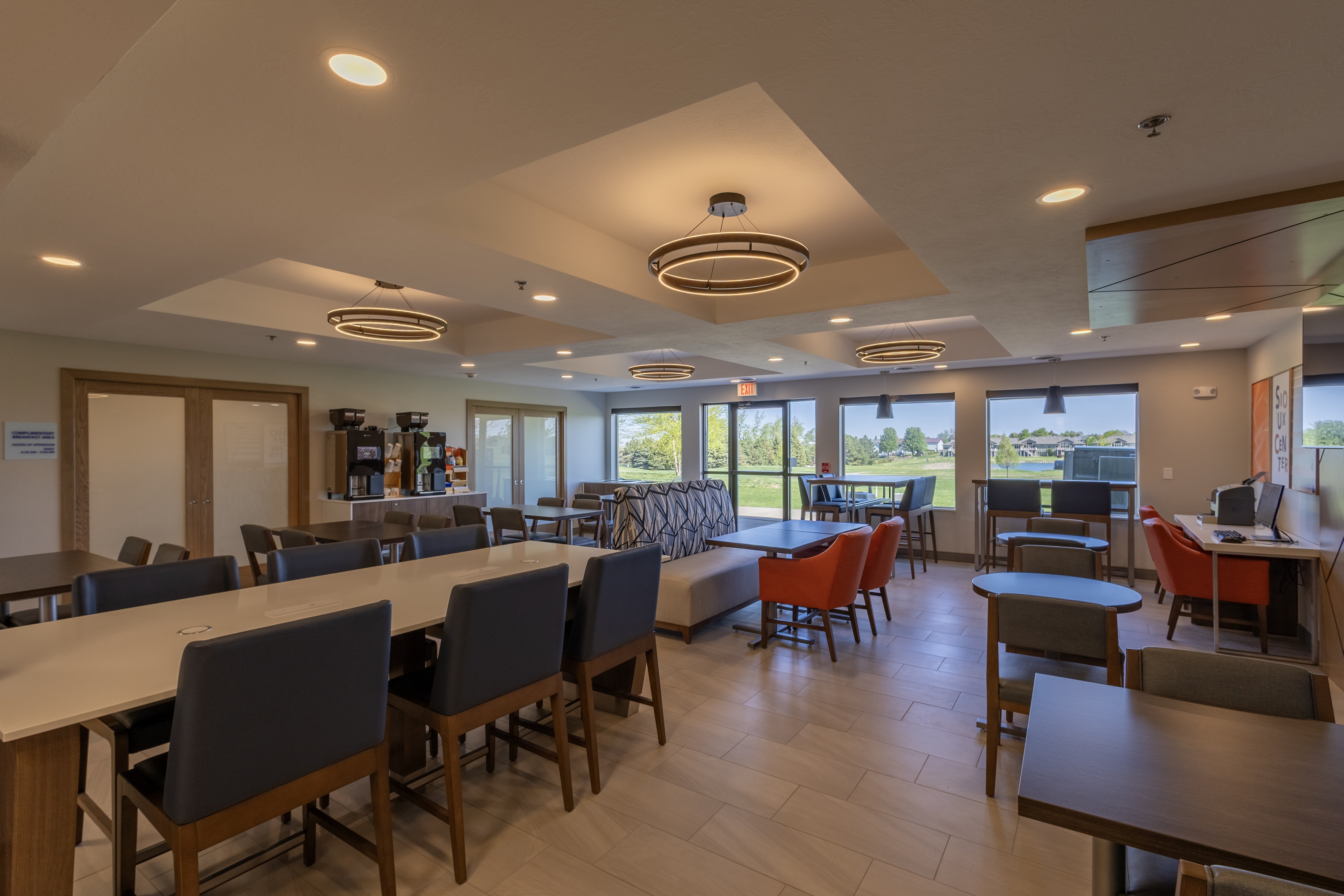 Holiday Inn Express Suites Sioux Center 52/68