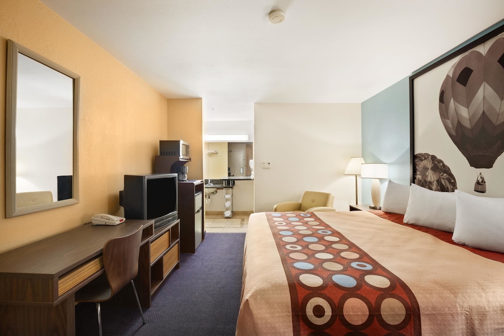 Super 8 By Wyndham Indio 7/28