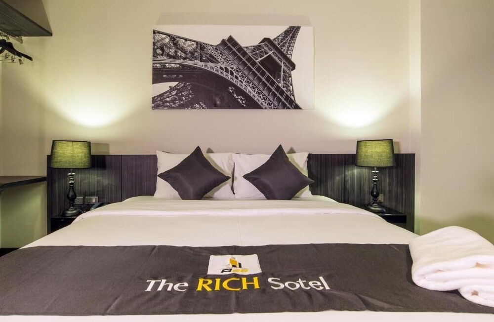 The Rich Sotel 17/34