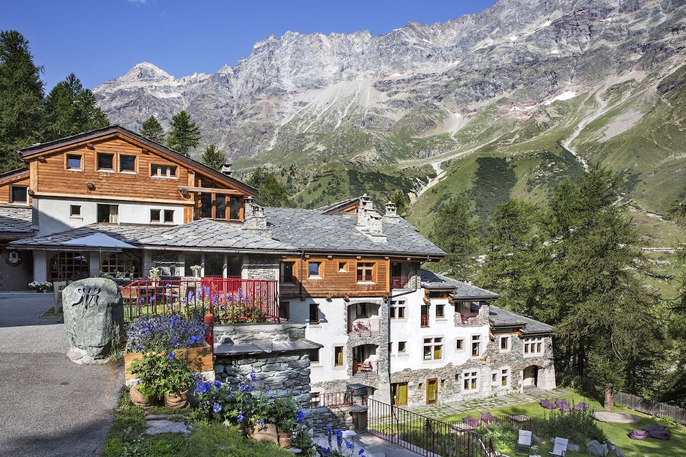 Saint Hubertus Resort 4/50