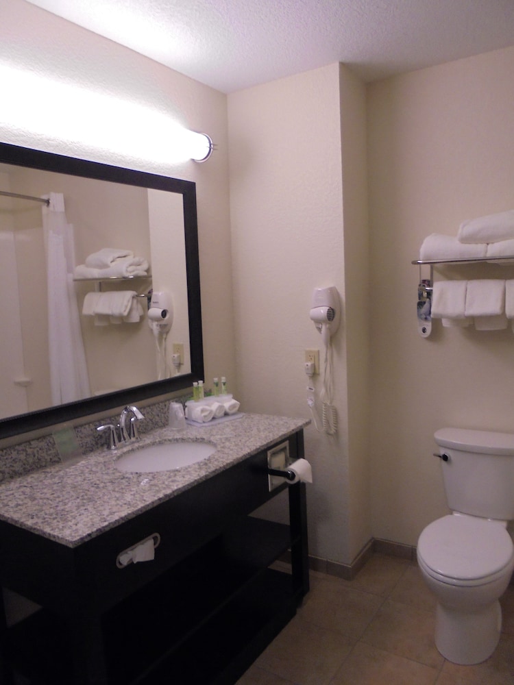 Holiday Inn Express Suites Nevada 30/66