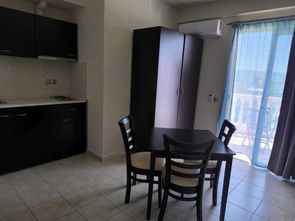 GOLDEN ROSE SUITES 40/62