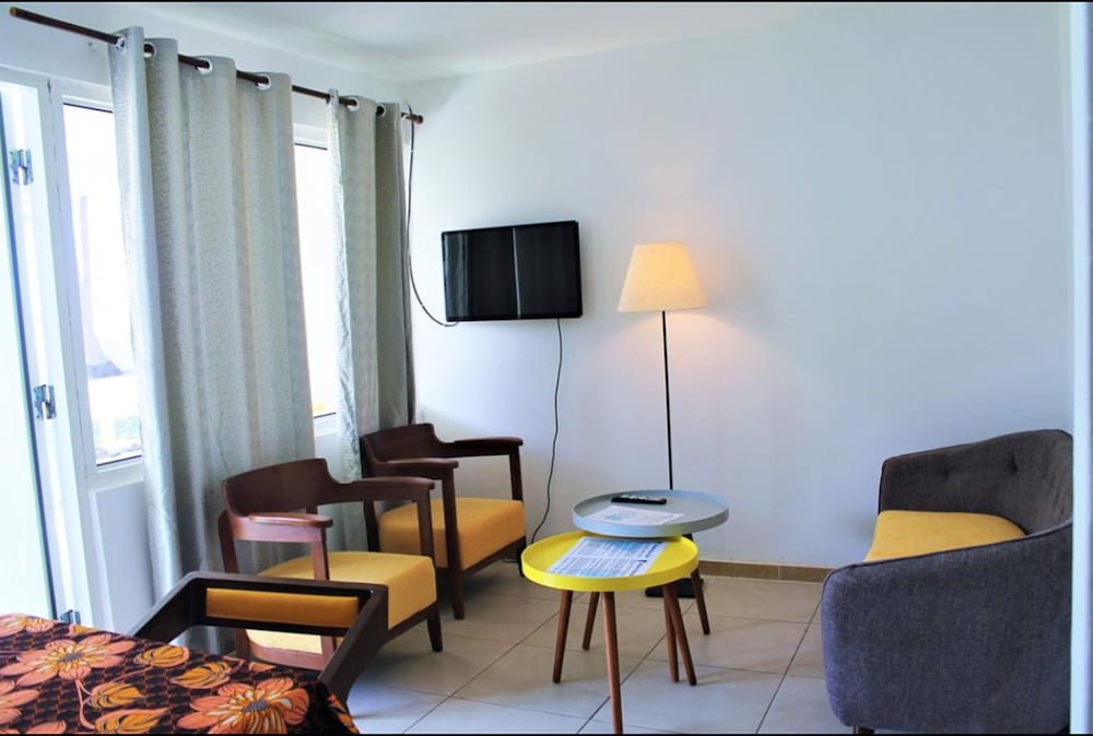 Bungalow Beach Hotel 37/58