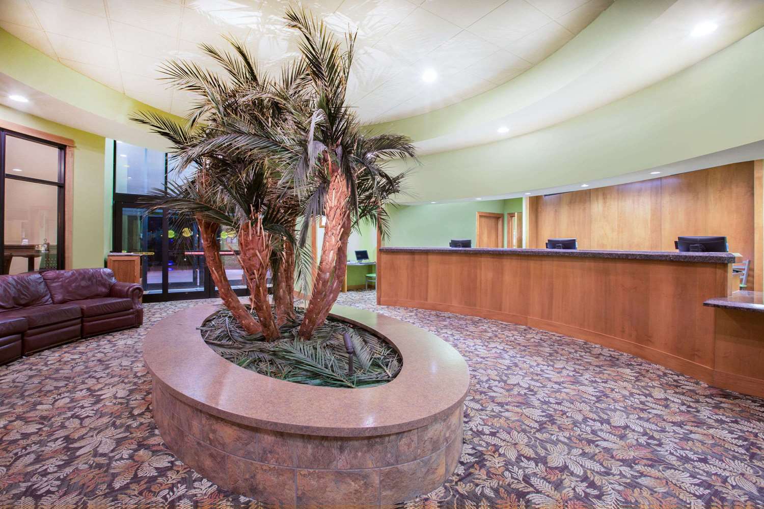 Lobby at Ramada by Wyndham Des Moines Tropics Resort & Conference Ctr, DES MOINES - IA