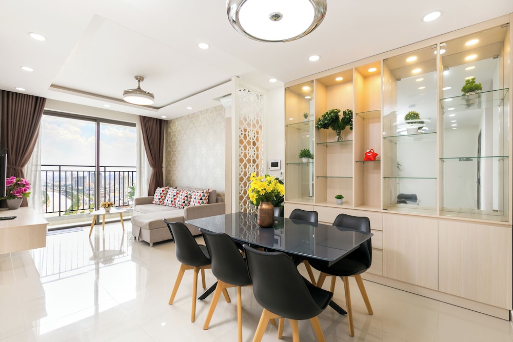 Spacious Saigon 32/50