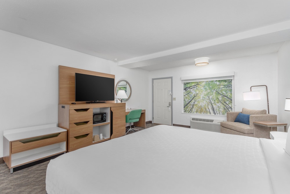 Crossroads Inn & Suites 23/68