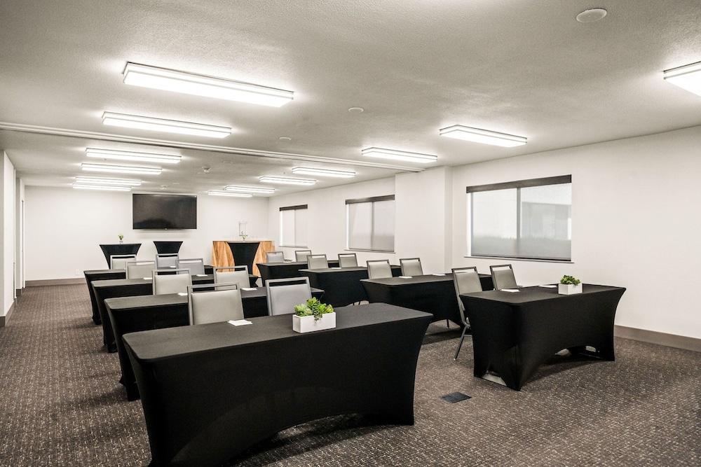 Oxford Suites Redding 59/64