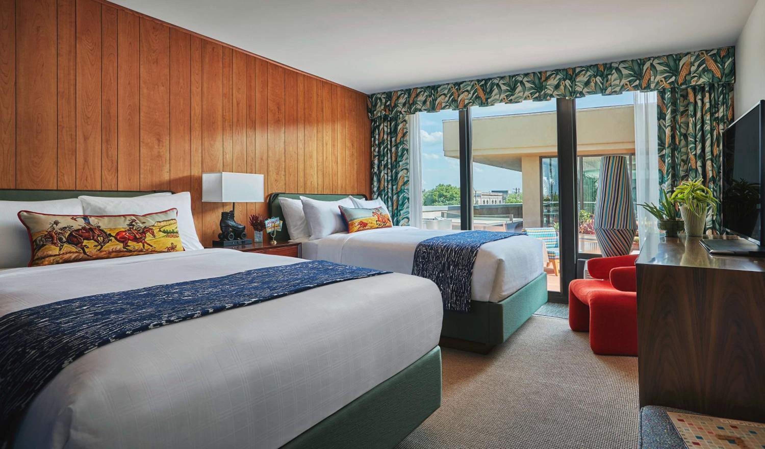 GRADUATE, 2 QUEEN BEDS