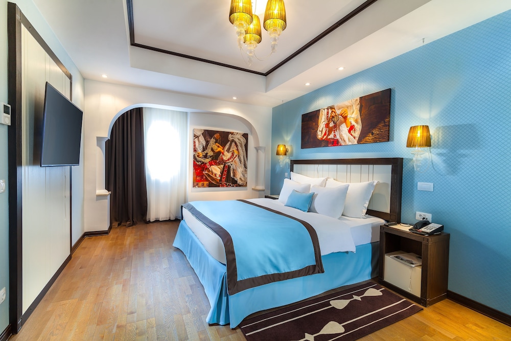 LUXURY, SUITE
