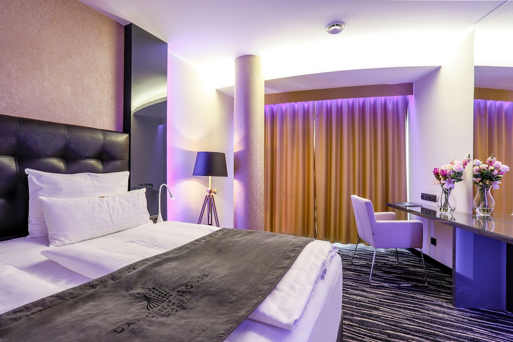 DANCING HOUSE HOTEL 21/75