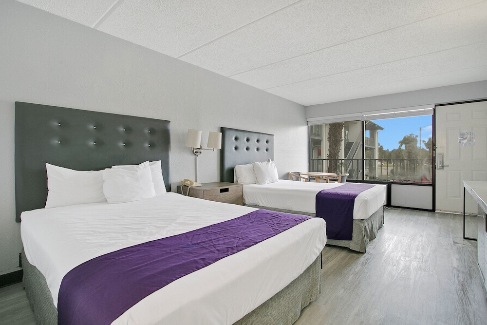 STANDARD, 2 QUEEN BEDS, KITCHENETTE