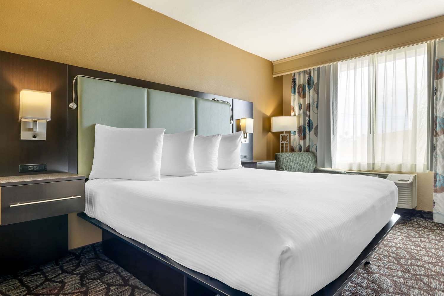 غرفة بسرير كينج مع أريكة، Best Western Plus Oceanside Palms 2/4