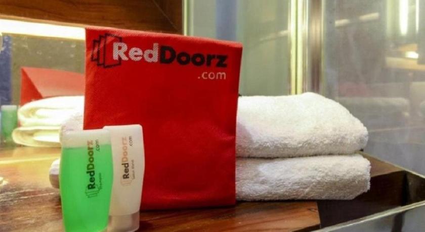Reddoorz Near Petra University 2 21/34