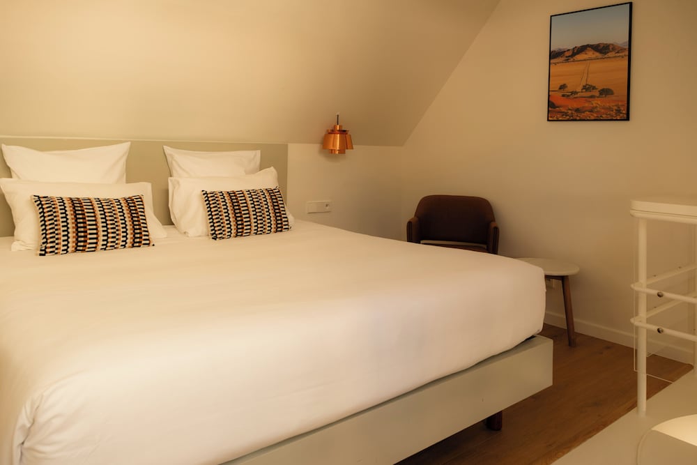 SUITE, QUEEN BED, SOFA