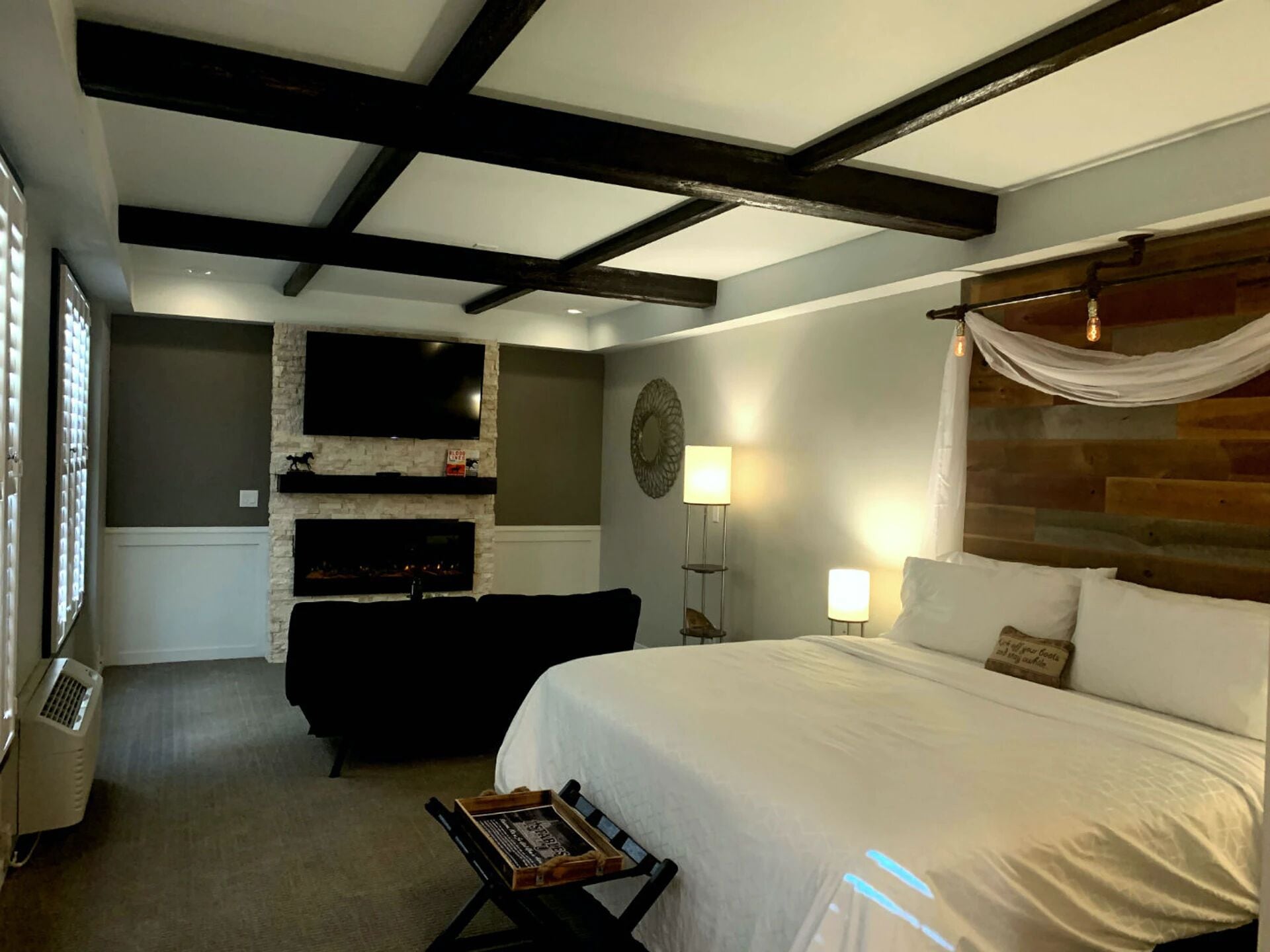 DELUXE, STUDIO, SUITE