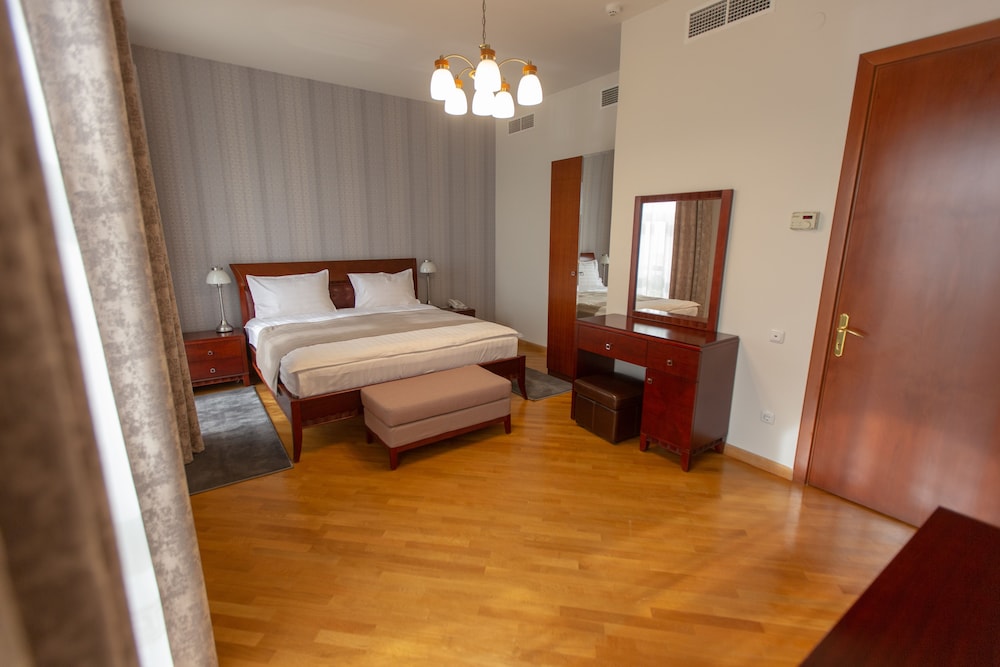 Latar Hotel Complex 21/67