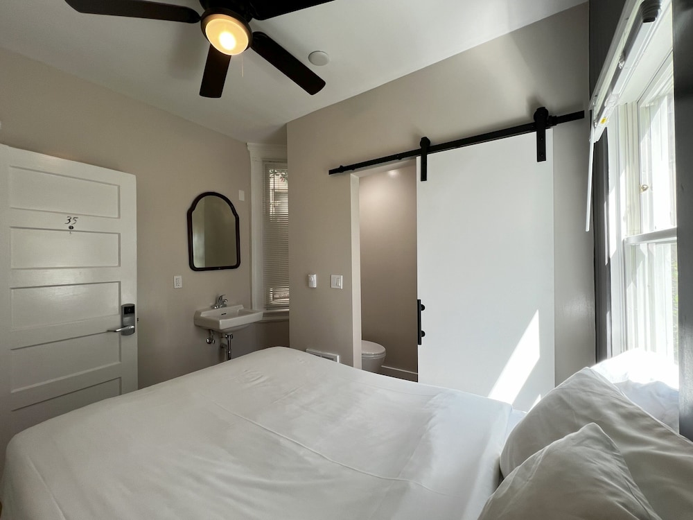 STANDARD, DOUBLE BED, PRIVATE BATHROOM