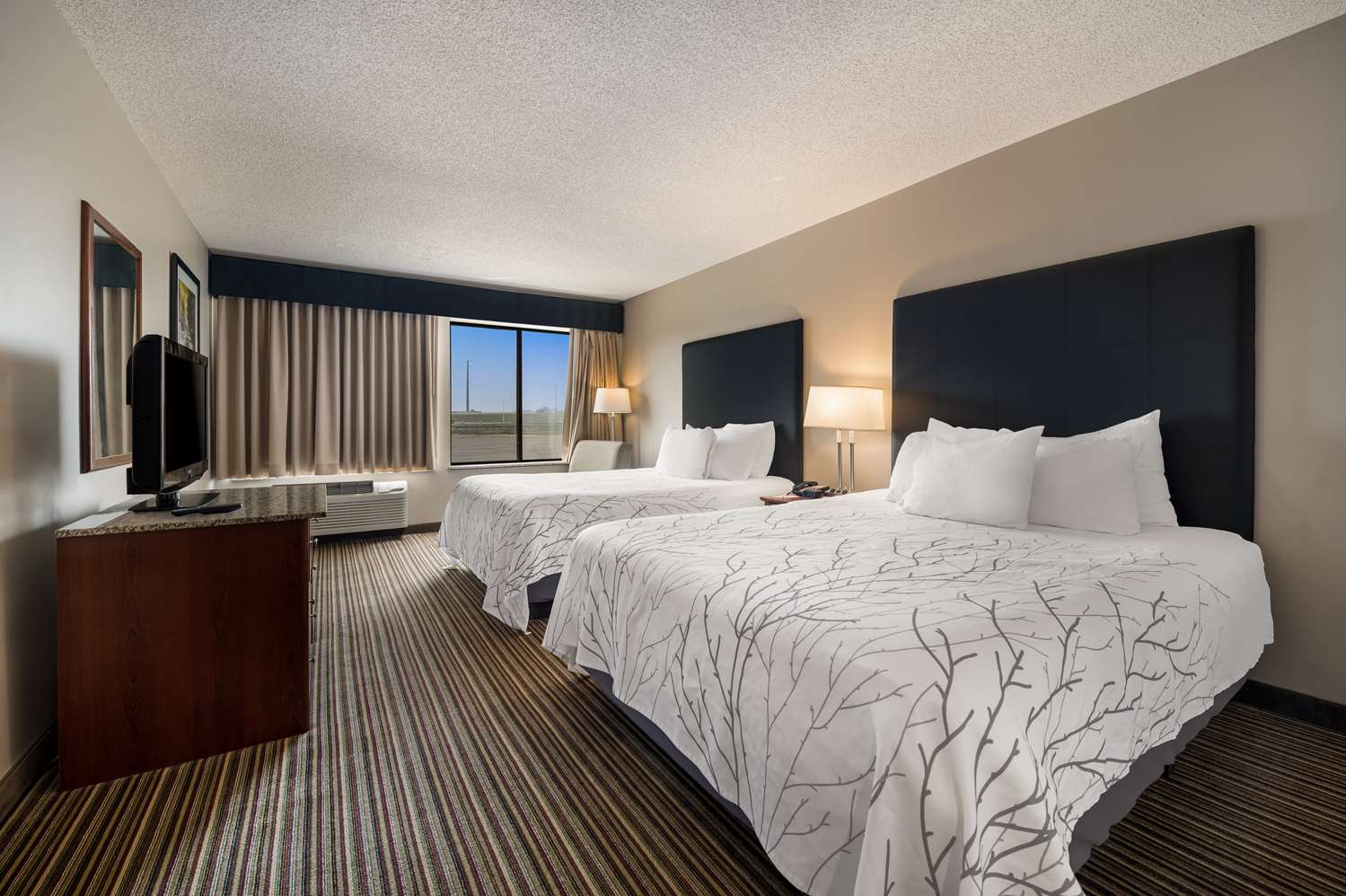 Suite, 2 Queen Beds, Sofa, Kitchenette