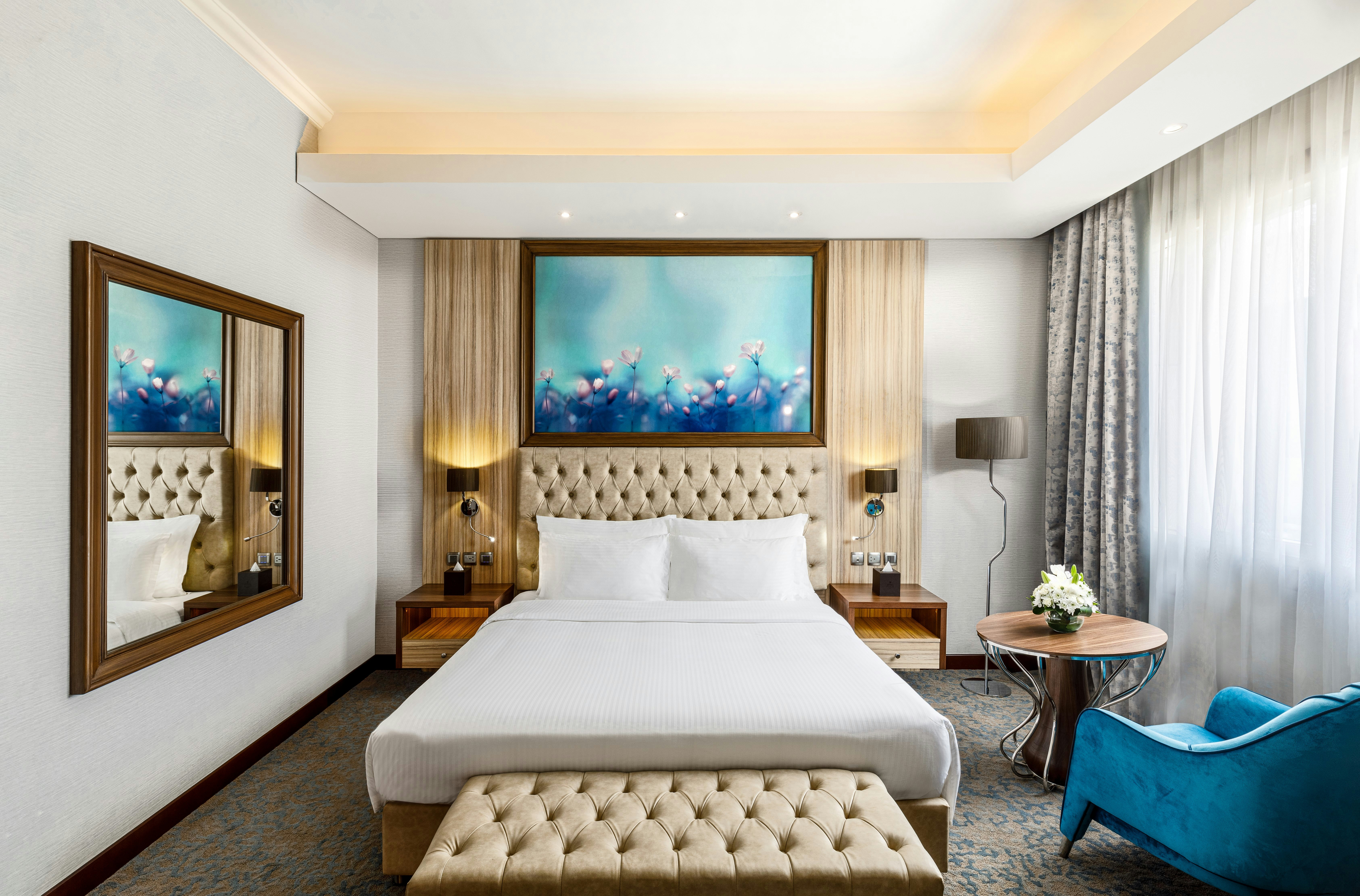 DELUXE, KING BED