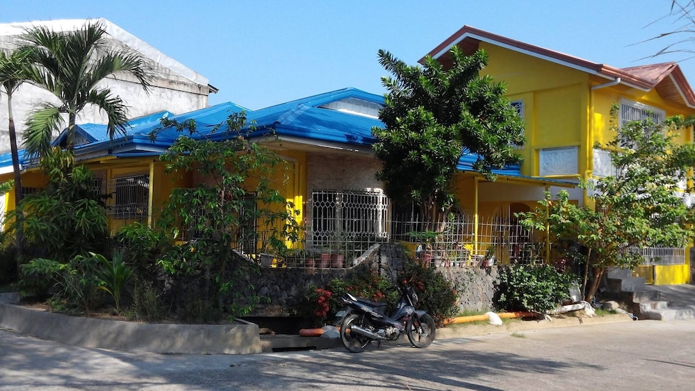 Yellow House Vacation Rental 1/23