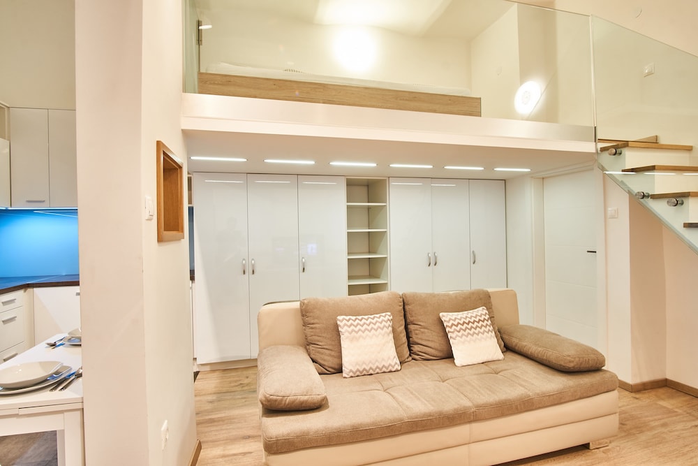 V27 Budapest Apartment 10/18