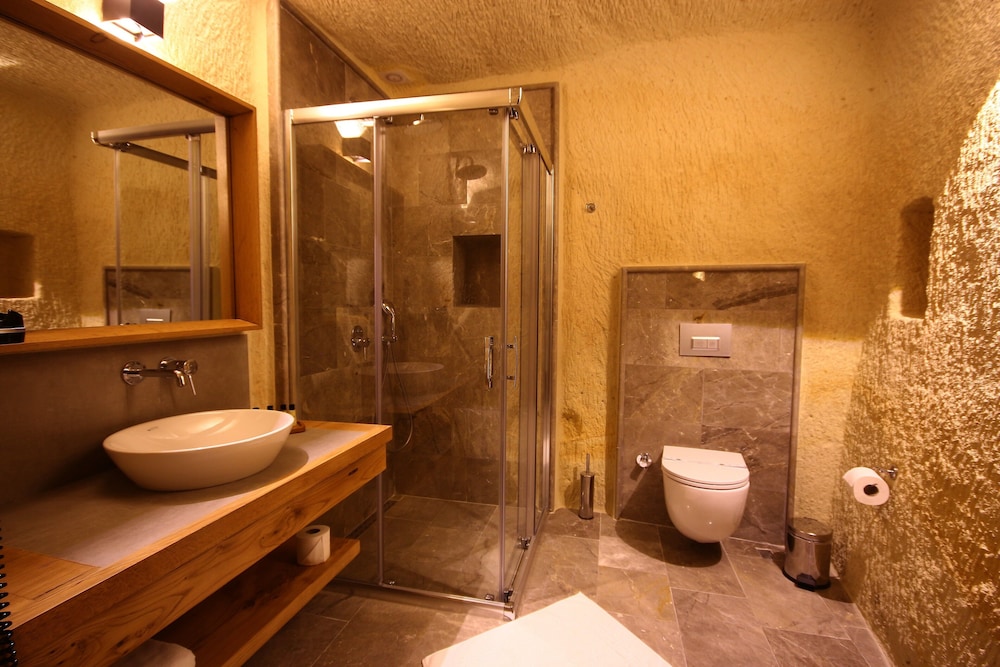1811 Cave Hotel 46/50