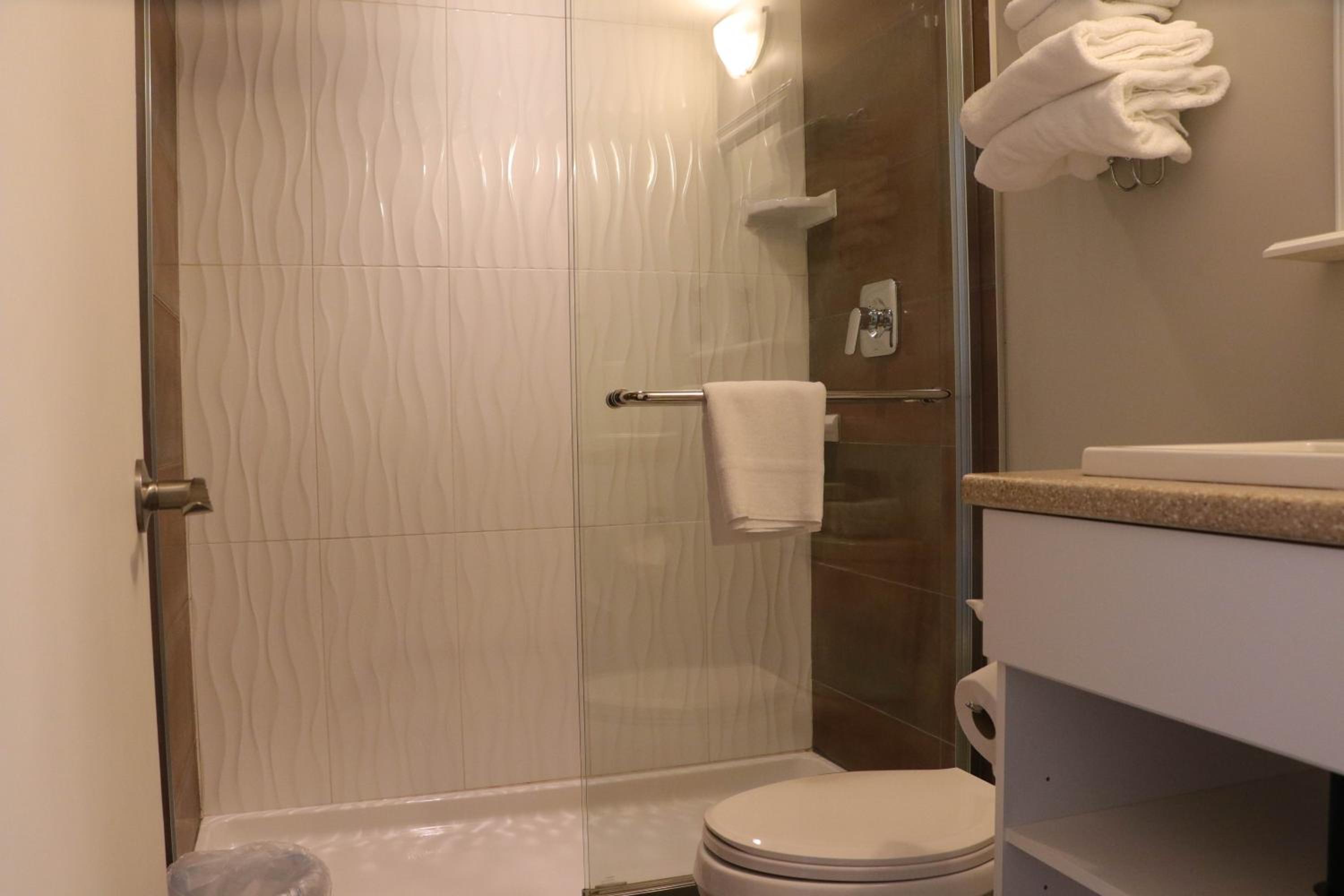 Waterfront Suites And Marina 27/29