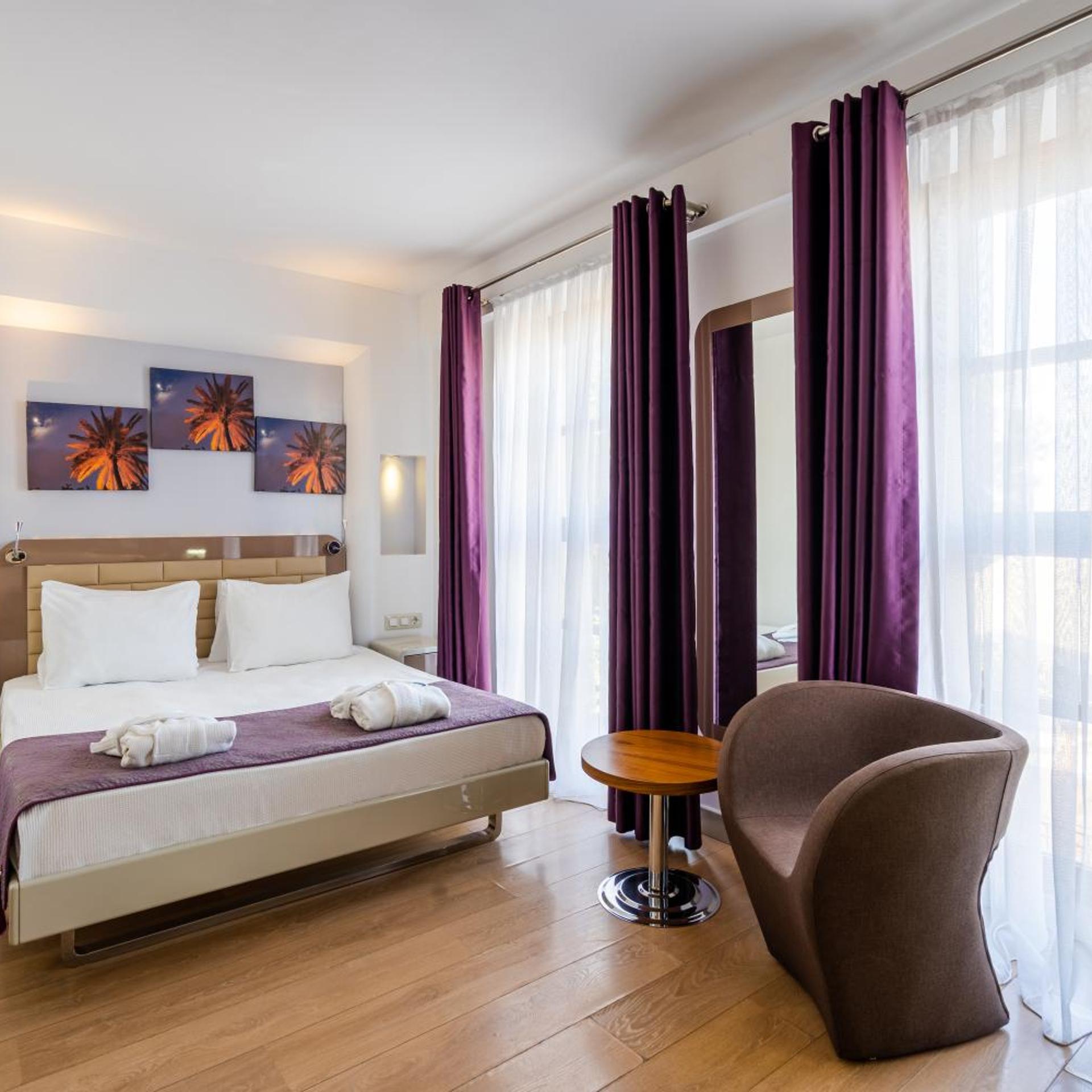 Standard, Double Bed, Lateral Side Sea View، Puding Hotel 6/10