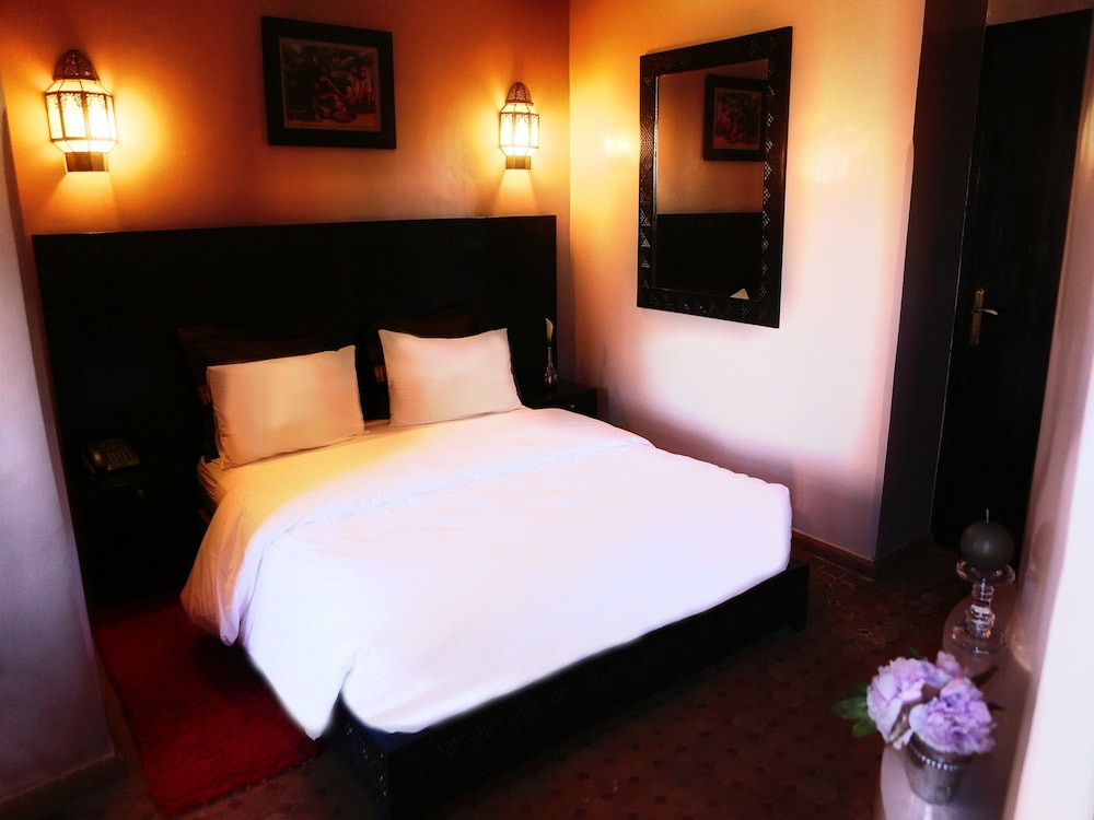 Fashion Hotel 12/47