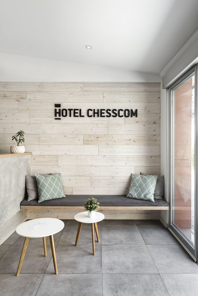 Chesscom Hotel 64/73