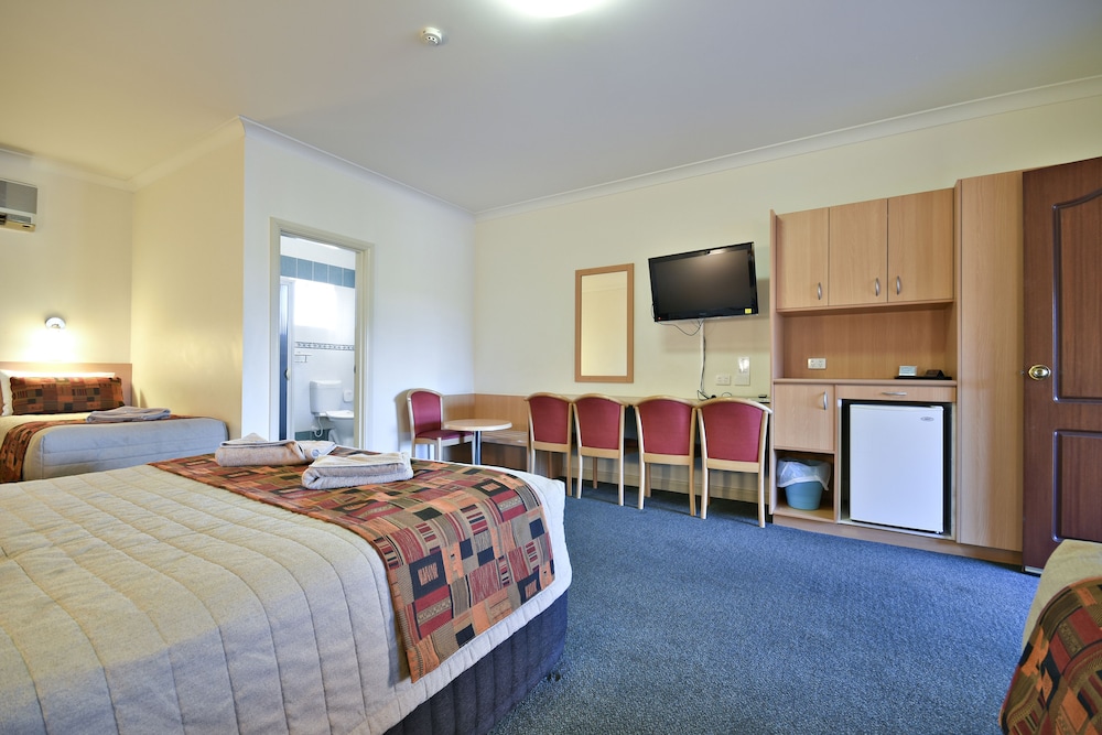 Family, 1 Queen and 3 Single Beds