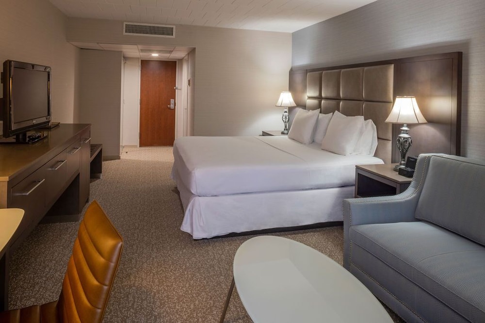 غرفة بسرير كينج، Radisson Hotel Hauppauge-Long Island 3/8