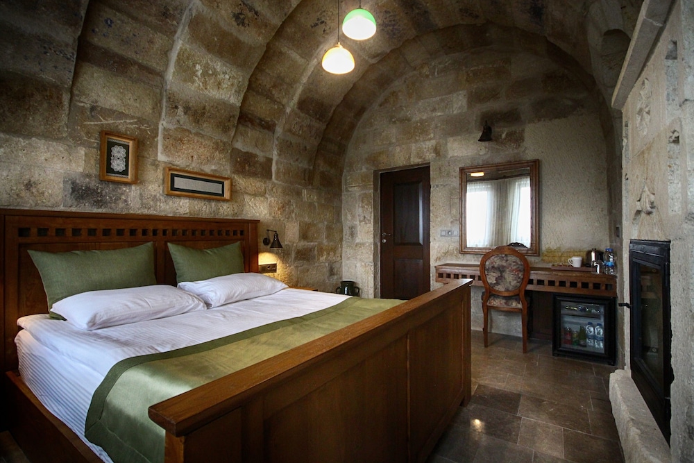 1811 Cave Hotel 4/50