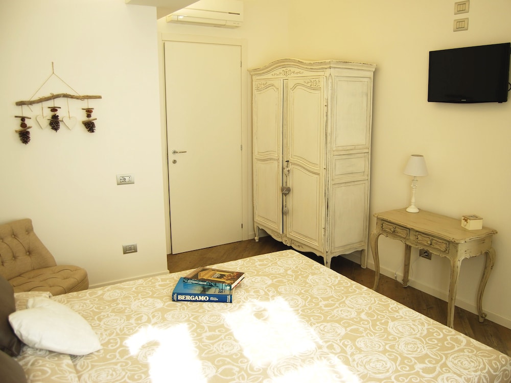 ROOM, DOUBLE BED