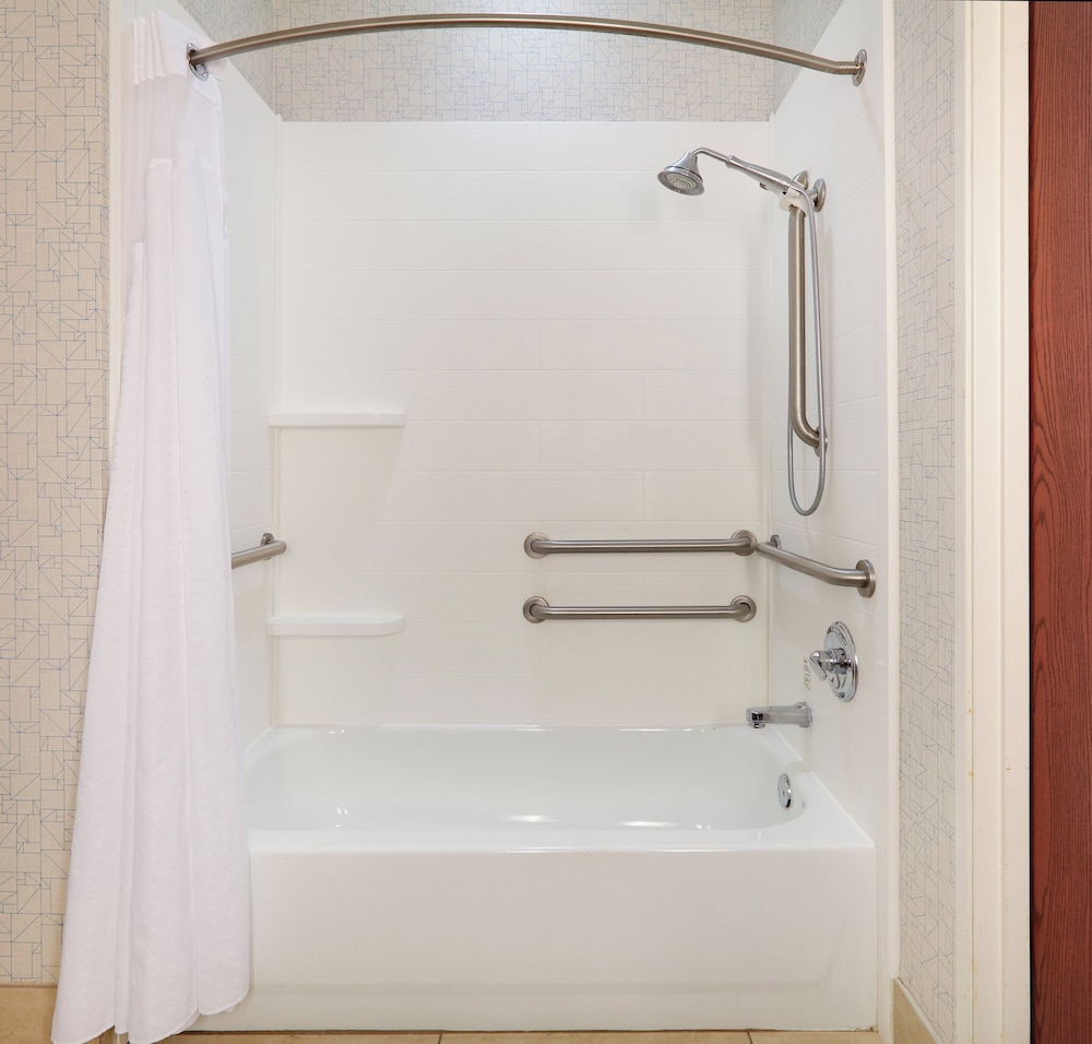 Holiday Inn Express Hotel And Suites Burleson Ft Worth 64/65