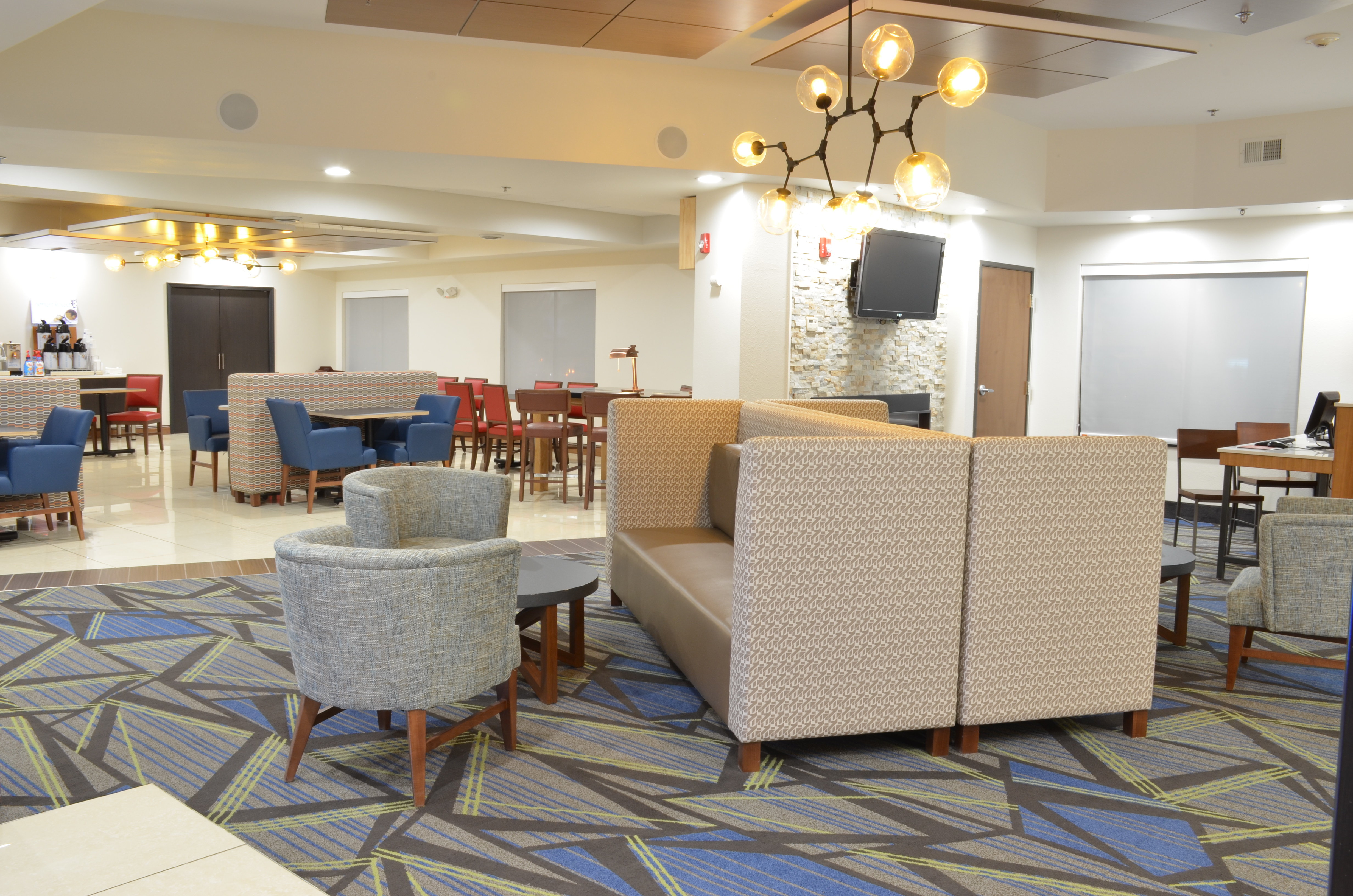 Holiday Inn Express Waterloo-Cedar Falls 43/59