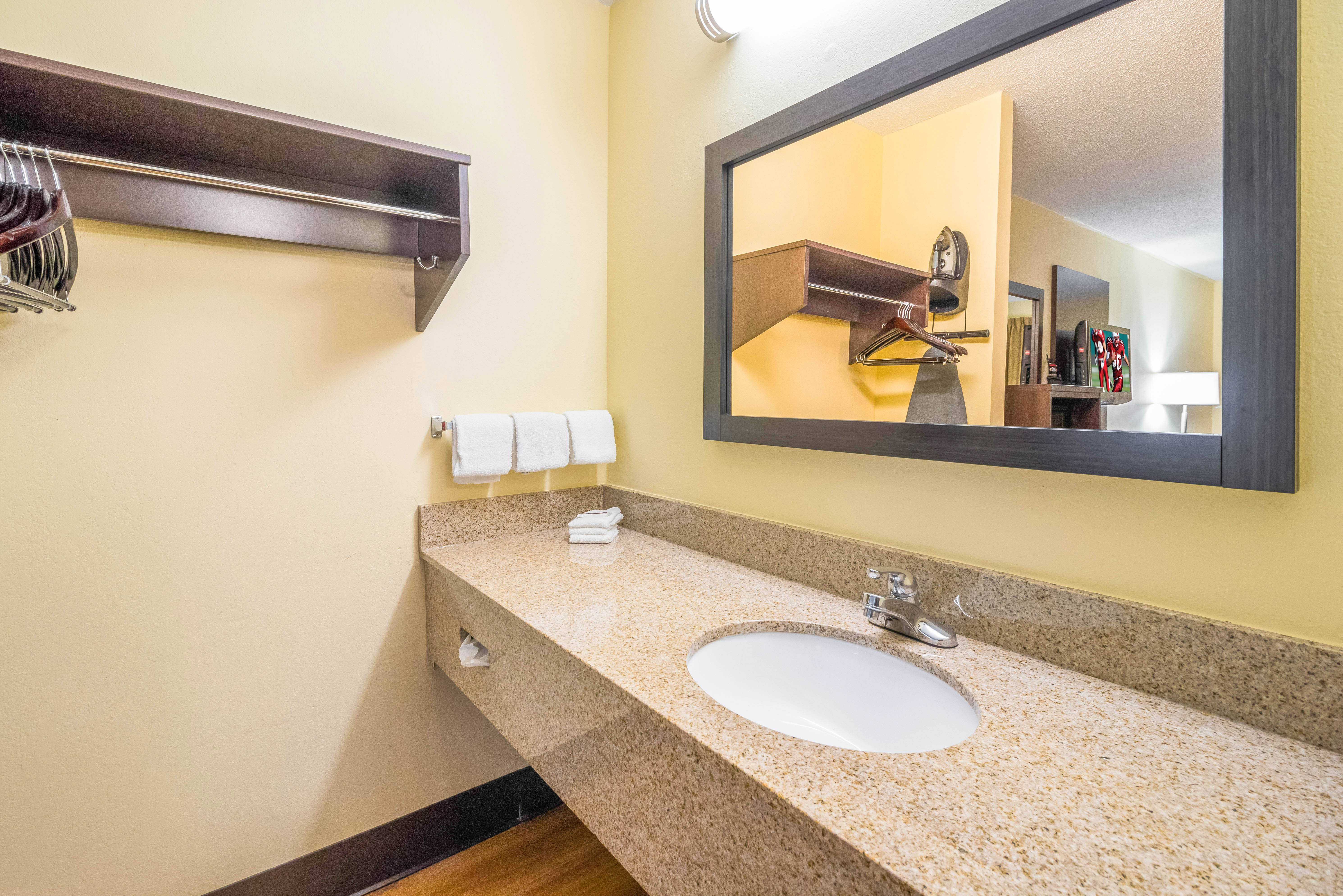 غرفة سوبيريور بسرير كينج، Red Roof Inn Clarksville 5/5