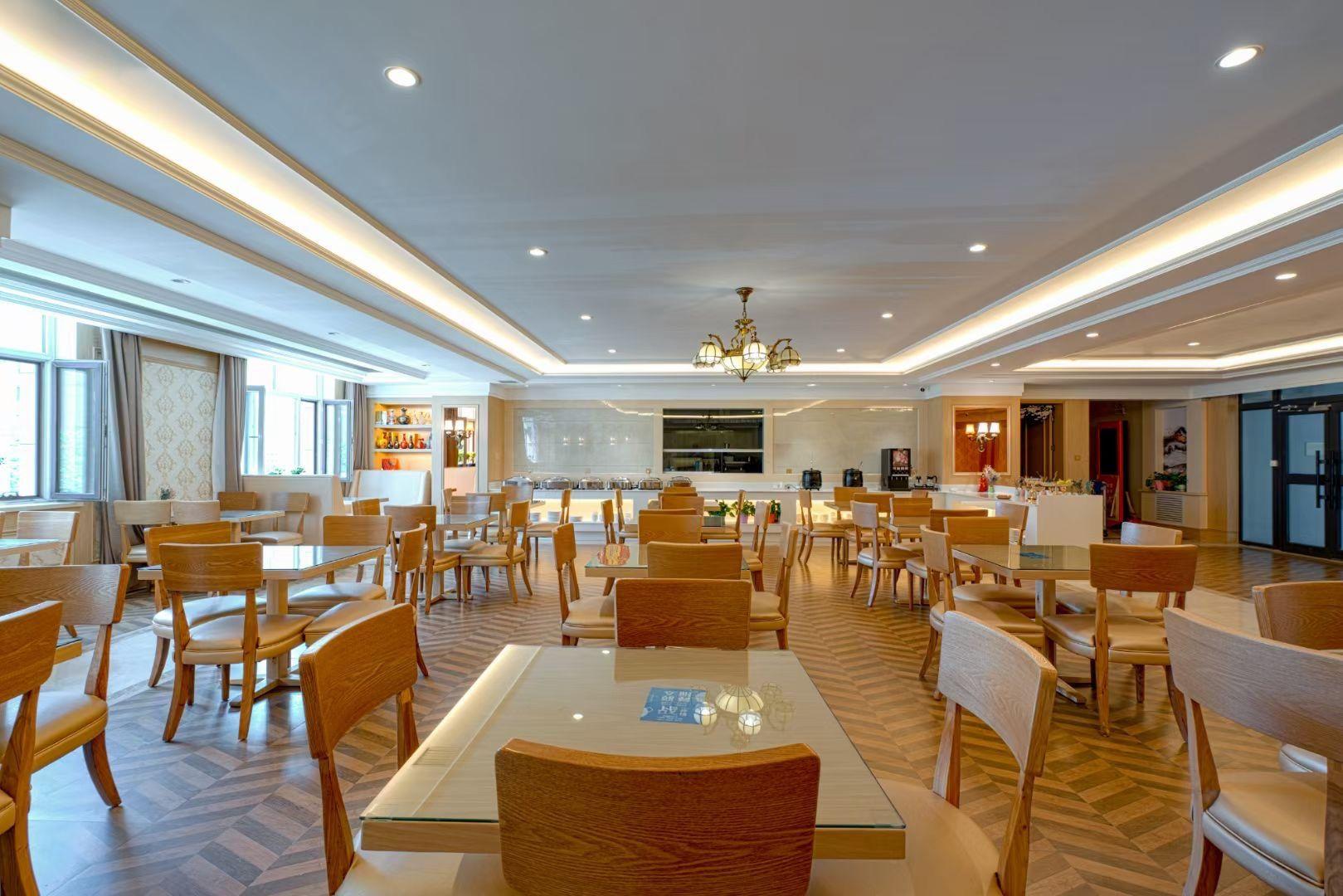 Vienna International Hotel (Urumqi International Airport) 19/27