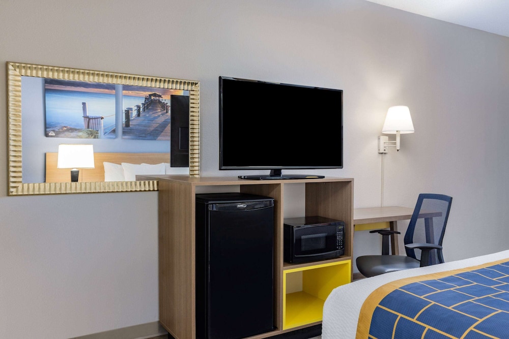 Days Inn & Suites by Wyndham Savannah Midtown 28/56