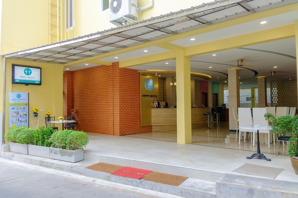 Happy Hostel 1/32