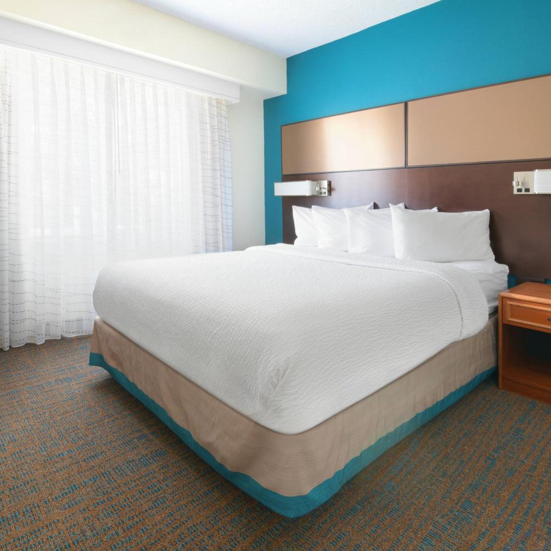 1 Bedroom, Suite, Queen Bed, Sofa, Bathtub, Accessible