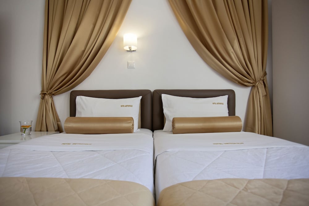 Metropolis Hotel 26/46