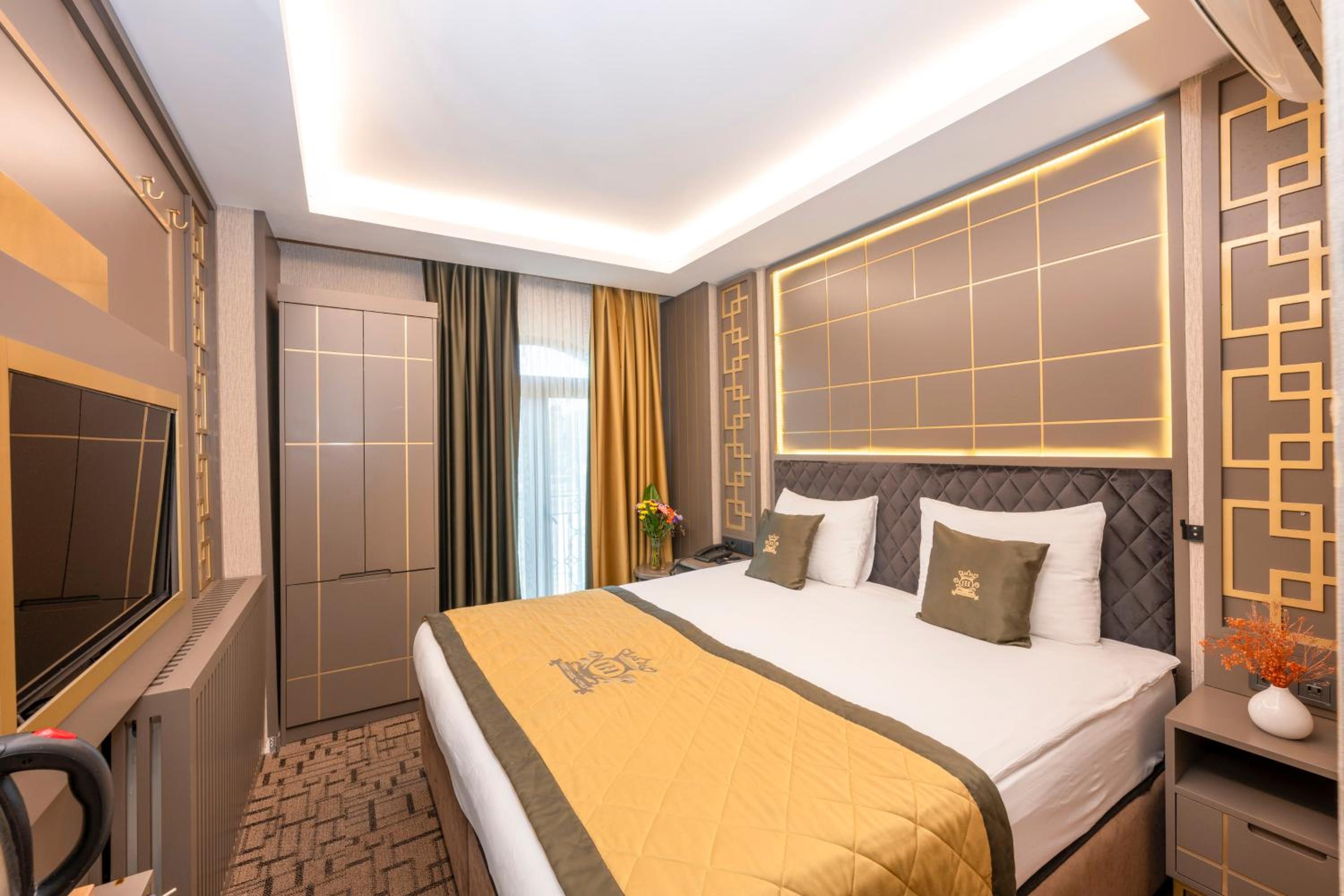 Deluxe, King Bed
