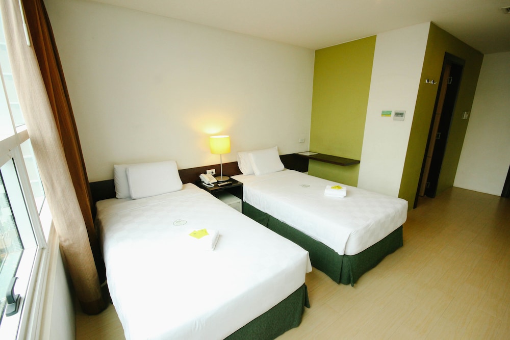 Go Hotels Mandaluyong 18/40