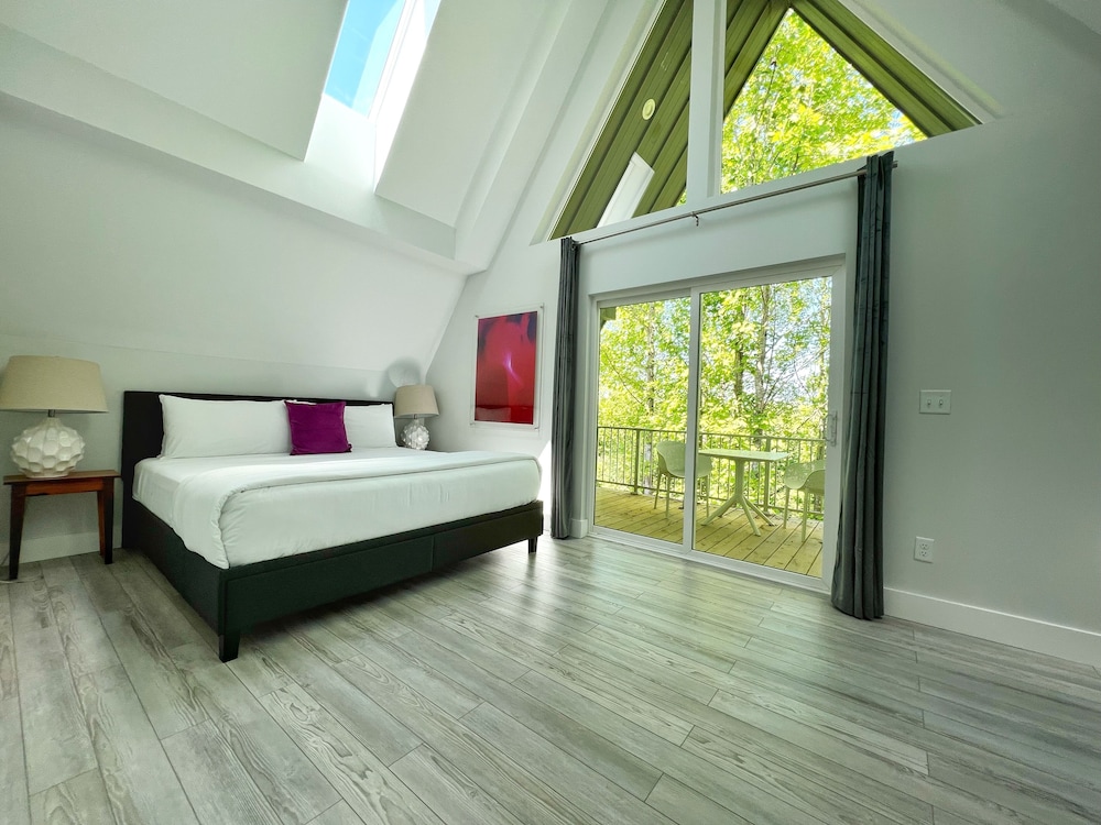 Cabin, King Bed, Forest View, 2 Sofa