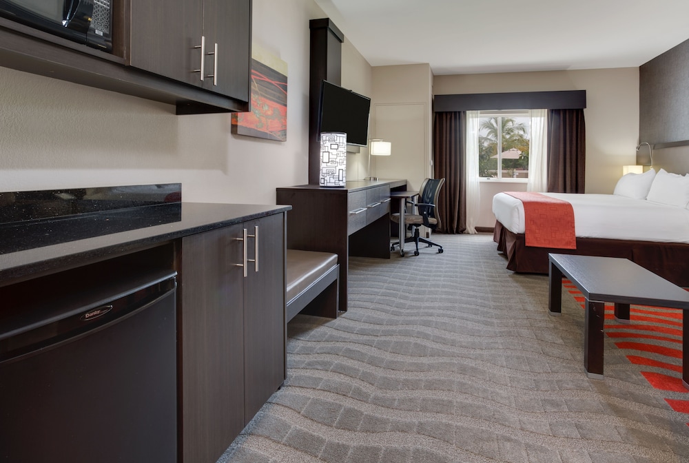 Holiday Inn Express and Suites Naples Downtown 24/64